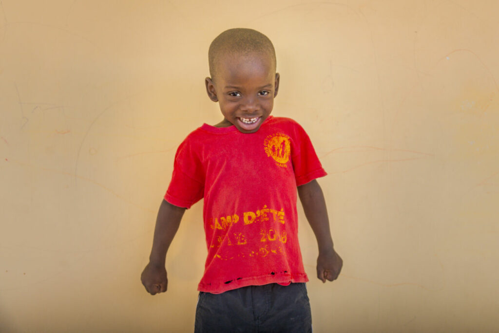 Un enfant qui est heureux grâce au parrainage en Haïti.