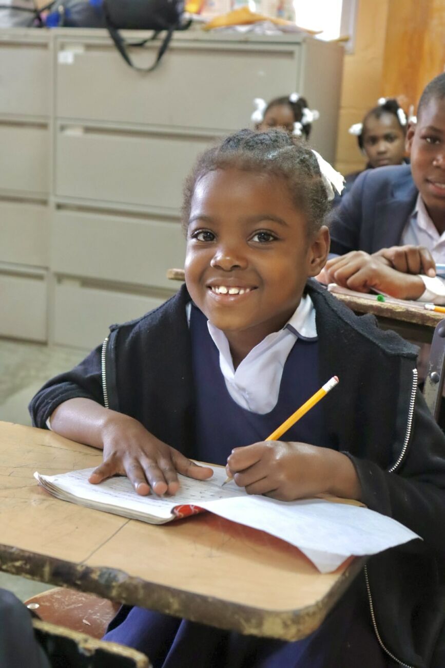 Keshnara, au sein de notre école en Haïti. Sa mère n'avait pas les moyens de lui donner une éducation, elle s'est donc tournée vers nous.
