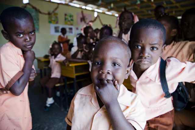 3 enfants haïtiens en uniforme d'école.