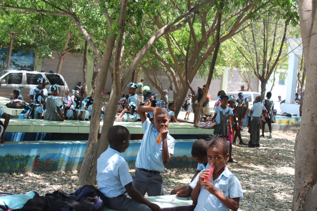Des élèves étudiant dans nos écoles en Haïti pour construire leur avenir.