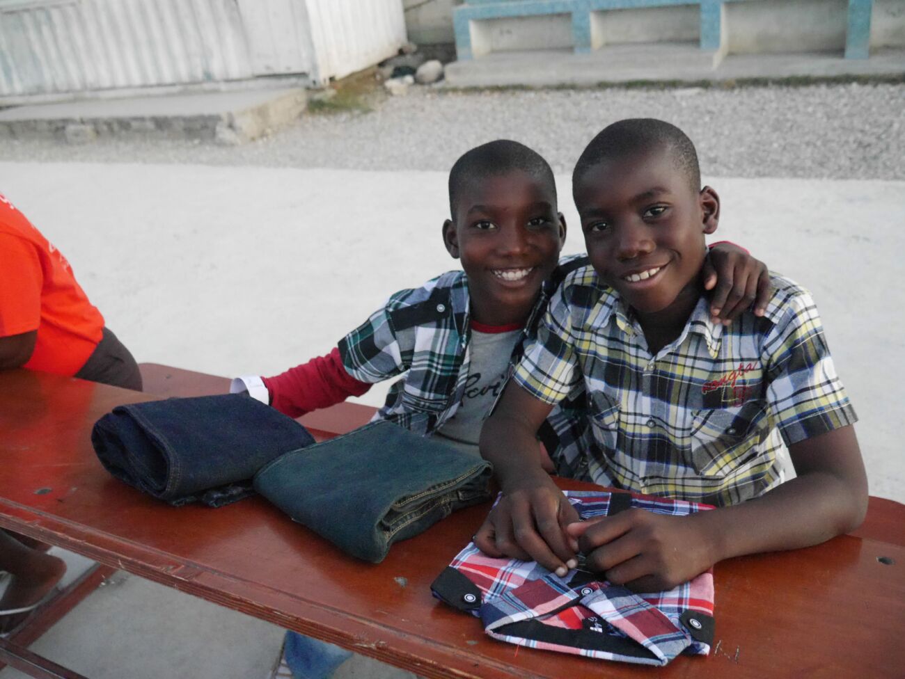 Des enfants en Haïti reçoivent des cadeaux de la part des donateurs.